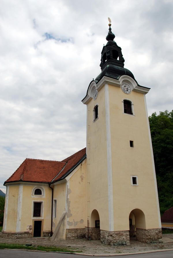 Cerkev-sv-Marije-Karmelske-Matere-Bozje-Velenje-01-vredno-ogleda-visitsaleska