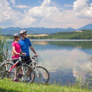 Sportne-aktivnosti-ob-saleskih-jezerih-kolesarjenje-velenjsko-jezero-6103-visitsaleska