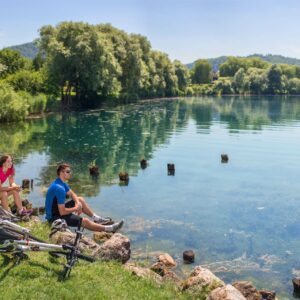Sportne-aktivnosti-ob-saleskih-jezerih-kolesarjenje-velenjsko-jezero-6144-visitsaleska
