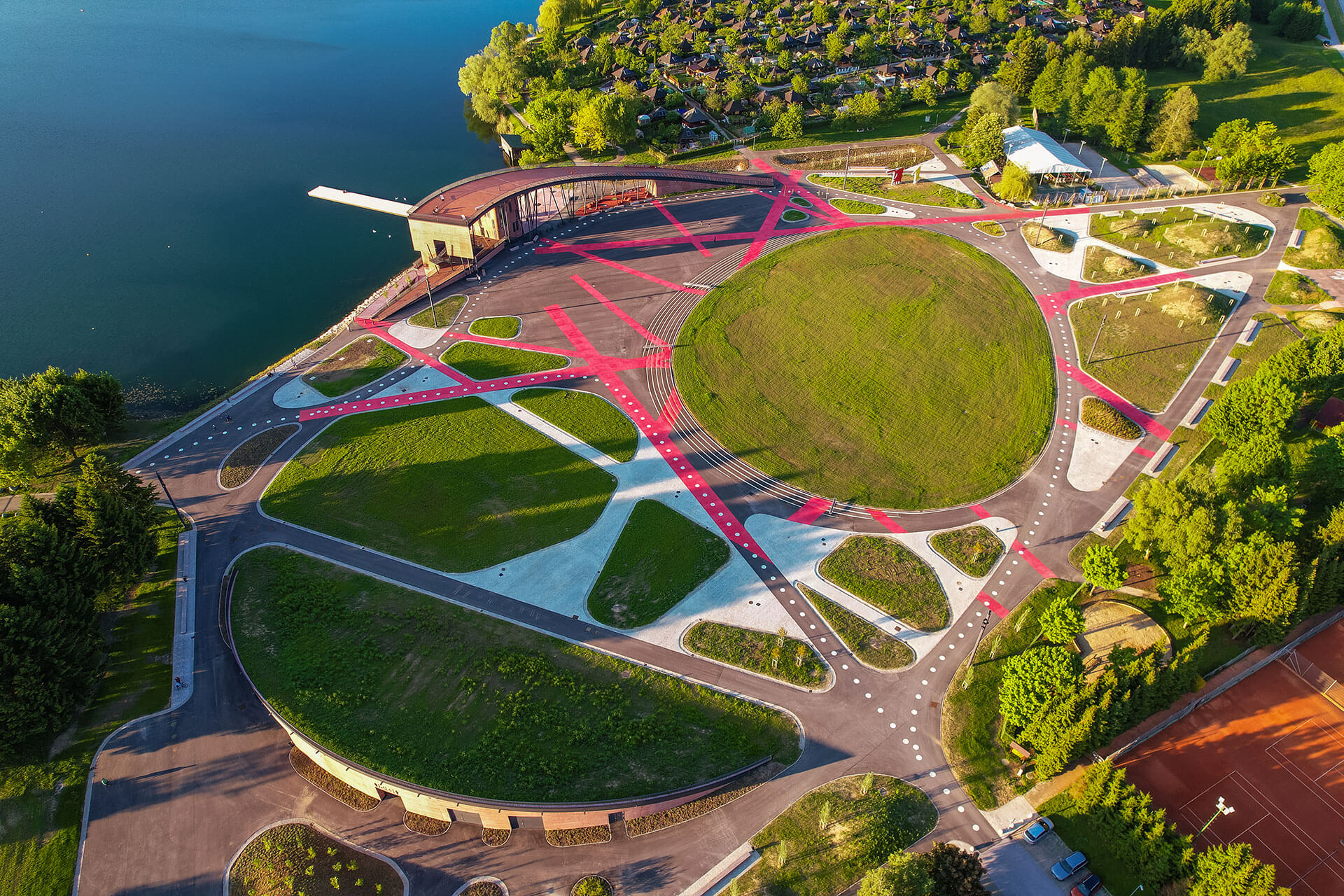 Prireditveni prostor z odrom dobil ime