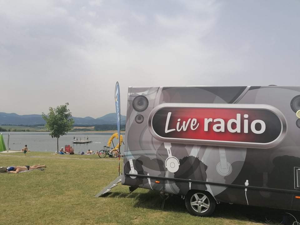 Terenski mobilni studio Radia 1 na Velenjski plaži