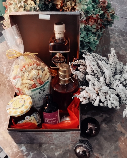 Letos podarite praznično zavito lokalno darilo