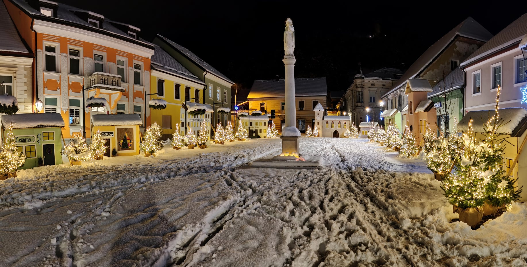 Praznična okrasitev in glasba na Glavnem trgu v Šoštanju