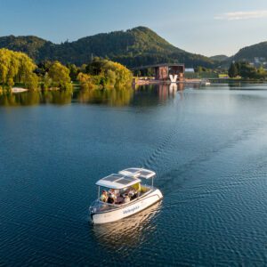 Sailing on Velenje lake with a virtual dive experience