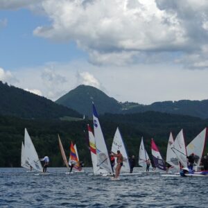Velenjsko jezero znova pobarvano s pisanimi jadri jadralcev na deskah D2
