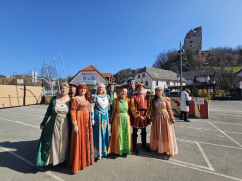 Voden ogled Šaleka s srednjeveškim plesnim pozdravom